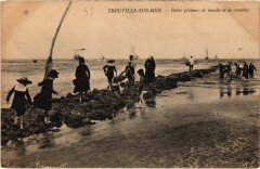 Trouville Petits pecheurs de moules France