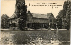 Carte postale ancienne Bois de Vincennes - La Maison Forestière et le Lac Daumesnil
                                                                     à Paris 12e
                                