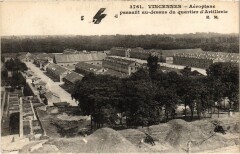 Vincennes aeroplane passant au dessus du quartier d'Artillerie à Vincennes