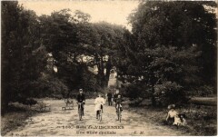 Vincennes une allee cycliste à Vincennes