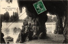 Carte postale ancienne Bois de Vincennes - La Grotte
                                                                     à Paris 12e
                                