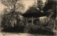Vincennes Kiosque rustique à Vincennes
