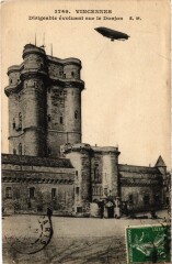 Vincennes Dirigeable evoluant sur le Donjon à Vincennes