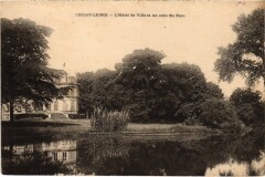 Choisy le Roi Hotel de Ville et un coin du Parc à Choisy-le-Roi