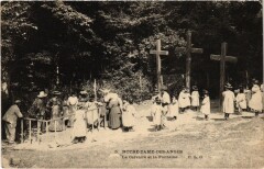 Clichy Notre Dame des Anges Le Calvaire et la fontaine