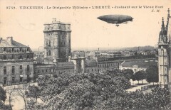 Vincennes / Le Dirigeable Militaire Liberte Evoluant Sur Le Vieux Fort à Vincennes