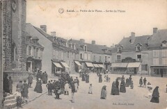 Loue - Partie De La Place - Sortie De Messe