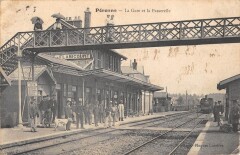 Peronne / La Gare Et La Passerelle