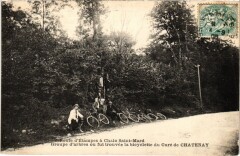 Route d'Etampes a Chalo-Saint-Mard - Cyclists