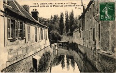 Arpajon L'Orge Passant pres de la Place de l'Hotel de Ville à Arpajon