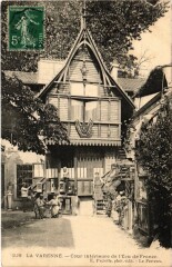 La Varenne Cour interieure de l'Ecu de France France