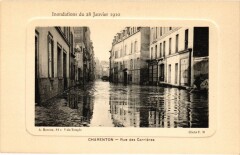 Charenton La Passerelle et la Rue de l'Embarcadere France