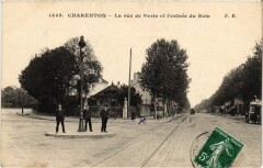 Charenton La rue de Paris et l'entree du Bois France