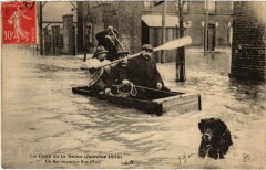 Carte postale ancienne La Crue de la Seine (Janvier 1910) - Un Bac improvisé Rue d'Ivry
                                                                     à Paris 13e
                                