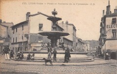 Lyon Vaise - Place Et Fontaine De La Pyramide
