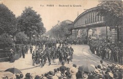 Carte postale ancienne Boulevard de Grenelle
                                                                     à Paris 15e
                                
