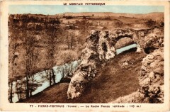 Pierre-Perthuis Roche percée à Pierre-Perthuis