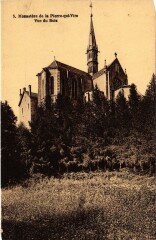 Monastere de La Pierre-qui-Vire vue du bois