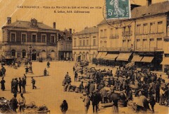 Chateauroux - Place Du Marche Au Ble Et Hotel De Ville - cpa toilée -
													36 Indre
												