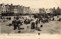 Arras Grande Place un jour du marché à Arras