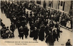 Funérailles Victimes Calais Pluvoise Cortege des familles à Calais
