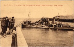 Calais La Dragueuse dans l'avant-port Ships à Calais