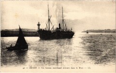 Brest bateau marchand entrant dans le Port à Brest