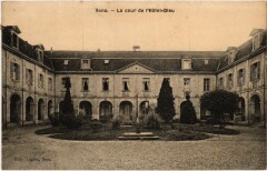 Sens La cour de l'Hotel Dieu