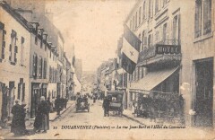 Douarnenez - La Rue Jean Bart Et Hotel Du Commerce à Douarnenez