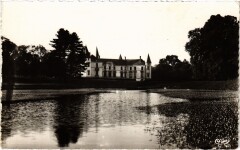 Arnay-le-Duc Chateau de Villeneuve France à Arnay-le-Duc