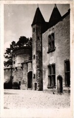 Chateauneuf Le Chateau, cour interieure France