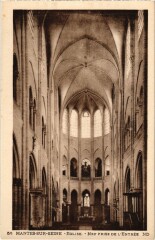 Mantes-la-Jolie Interieur de l'Eglise à Mantes-la-Jolie