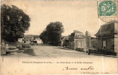 Dampierre Chateau - La Demi-Lune et la Grille d'Honneur