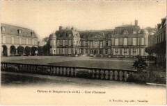 Dampierre Chateau - Cour d'Honneur