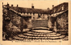 Dampierre Chateau - Escalier Rond et Dependances