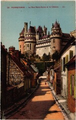 Pierrefonds rue notre-Dame et le Chateau à Pierrefonds