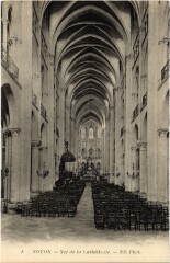 Noyon La Cathédrale le Nef à Noyon
