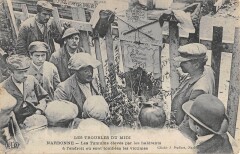 Narbonne - Les Troubles Du Midi - Les Tumulus Eleves Par Les Habitants à Narbonne