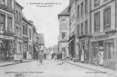 Moulins La Marche - La Grande Rue à Moulins-la-Marche