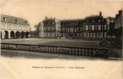 Dampierre Chateau - Cour d'Honneur