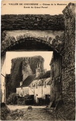 Chevreuse Chateau de la Madeleine - Entree du Grand Portail à Chevreuse