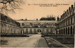 Dampierre Chateau - Cour des Ecuries du Chateau