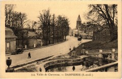 Dampierre Street Scene