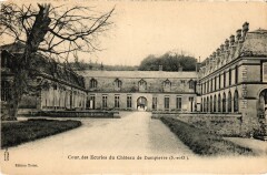 Dampierre Chateau - Cour des Ecuries du Chateau