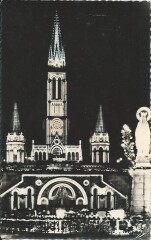 La Basilique Illuminée et la Vierge couronnée -
																					65100 Lourdes
																			