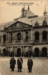 Paris 7e-Hotel des Invalides-La Cour d'honneur à Paris 7e