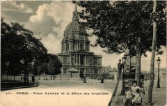 Paris 7e-Place Vauban et le Dome des Invalides à Paris 7e
