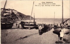 Banyuls-sur-Mer Sur la Plage Hallage d'une barque à Banyuls-sur-Mer