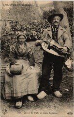 Auvergne joueur de vieille et jeune paysanne Folklore