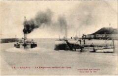 Calais Le Paquebot sortant du Port Ships à Calais